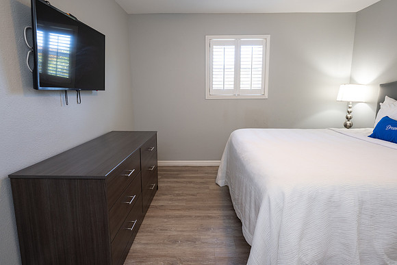 519frenchmen_2ndfloor_DF-5445